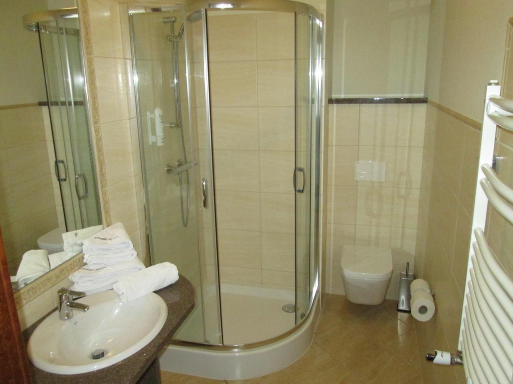 Hotel Sandro Silver & Spichlerz Antoniny Лешно Стая снимка