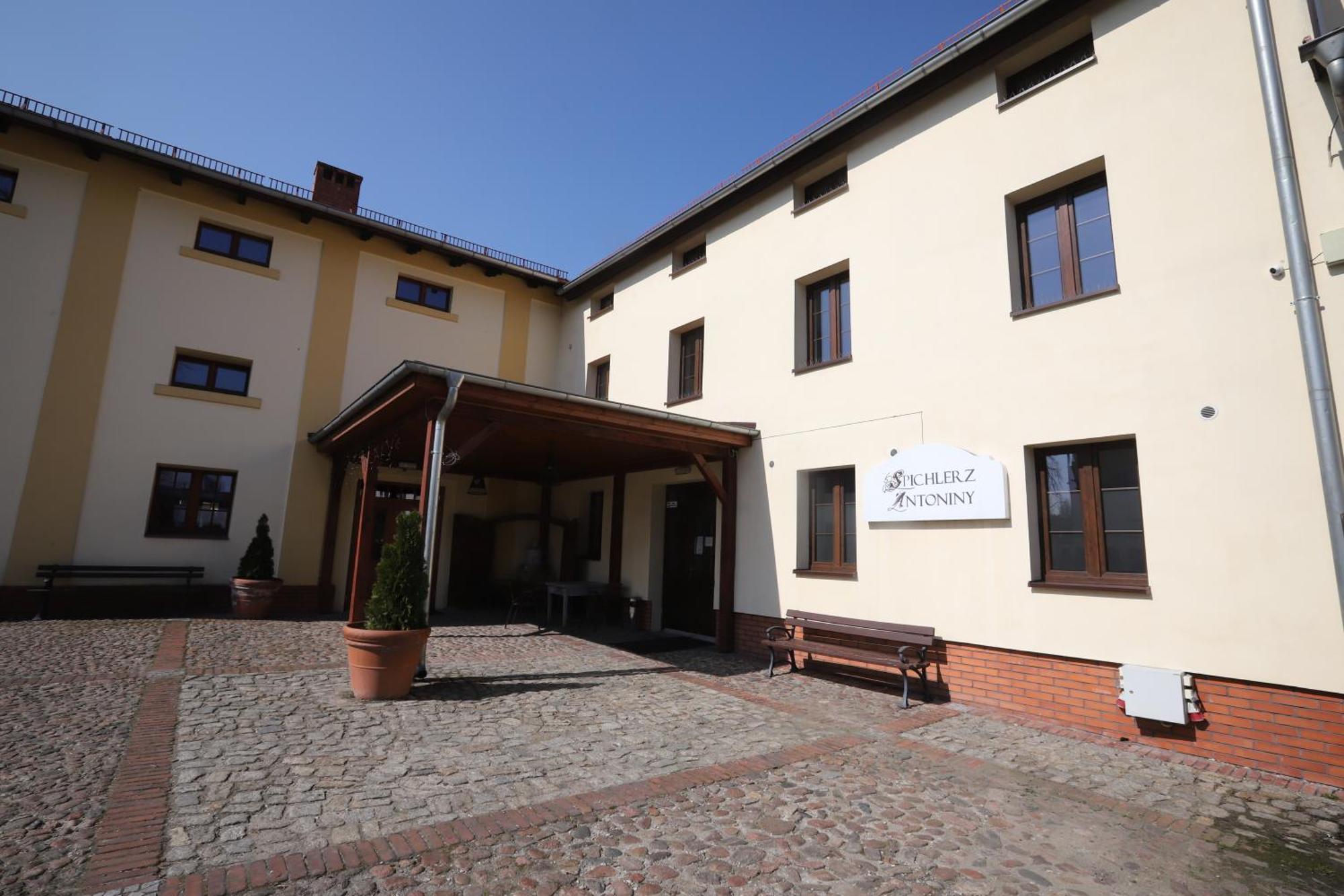 Hotel Sandro Silver & Spichlerz Antoniny Лешно Екстериор снимка