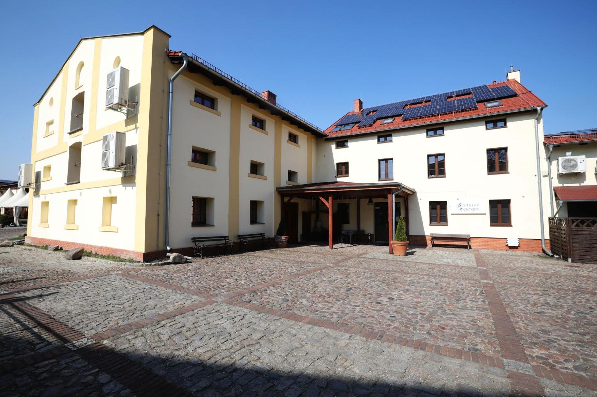 Hotel Sandro Silver & Spichlerz Antoniny Лешно Екстериор снимка