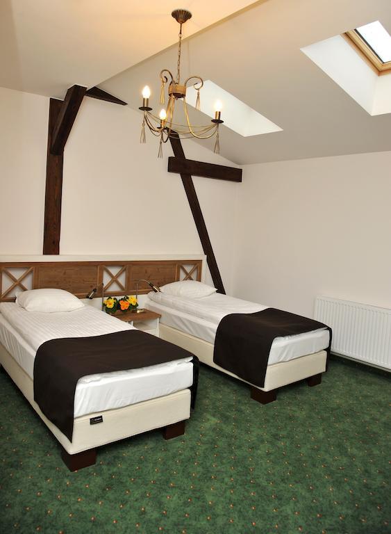 Hotel Sandro Silver & Spichlerz Antoniny Лешно Стая снимка