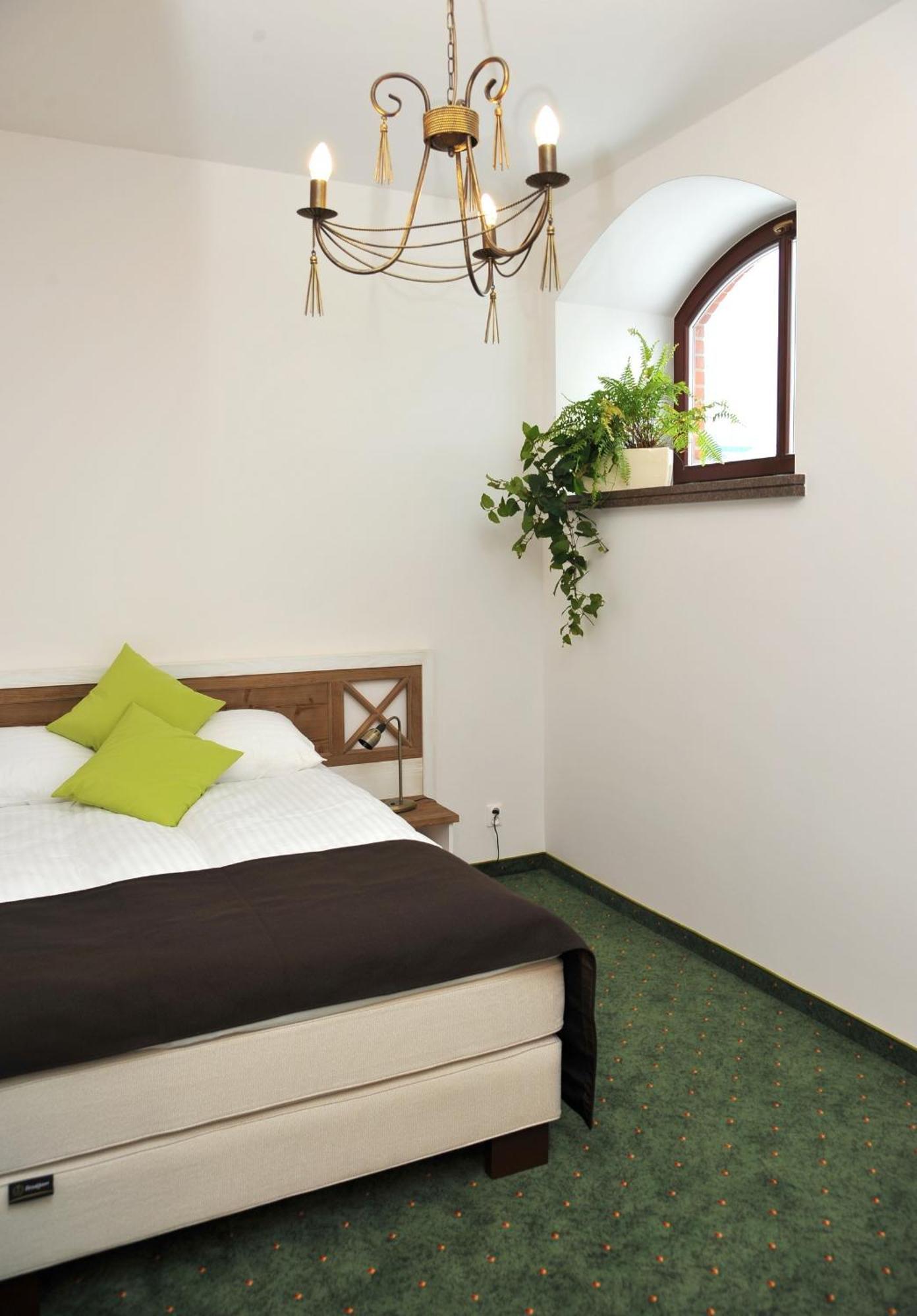 Hotel Sandro Silver & Spichlerz Antoniny Лешно Екстериор снимка